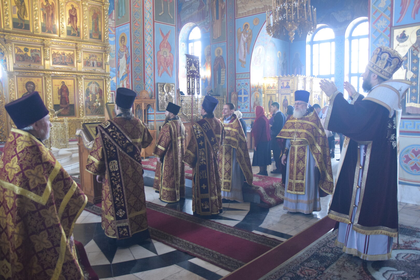 В Великий Четверг Правящий архиерей совершил Божественную Литургию и чин  умовения ног | 14.04.2023 | Абакан - БезФормата