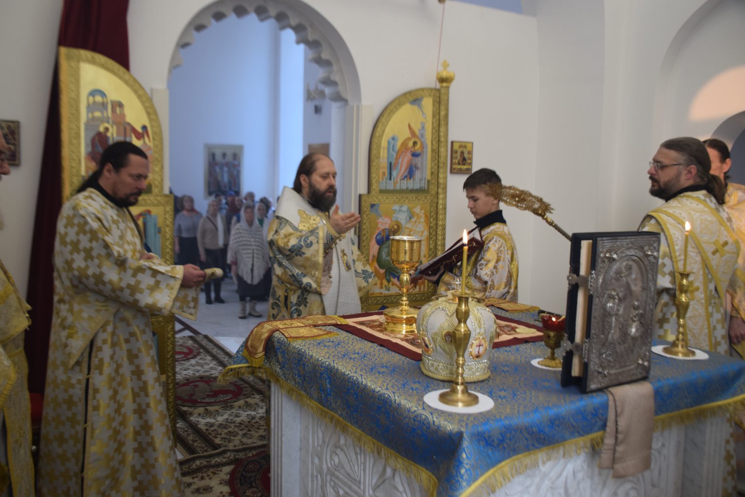 дмитрий смирнов храм благовещения пресвятой богородицы. настоятель храма благовещения. настоятель храма благовещения. пасха в храме благовещения в петровском парке. отец федор лукьянов храм благовещения.
